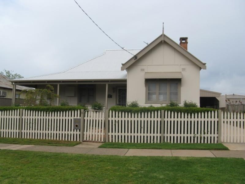 15 Fitzroy Street, Tumut NSW 2720