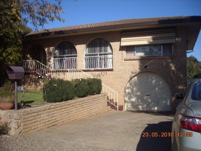 221 Capper Street, Tumut NSW 2720