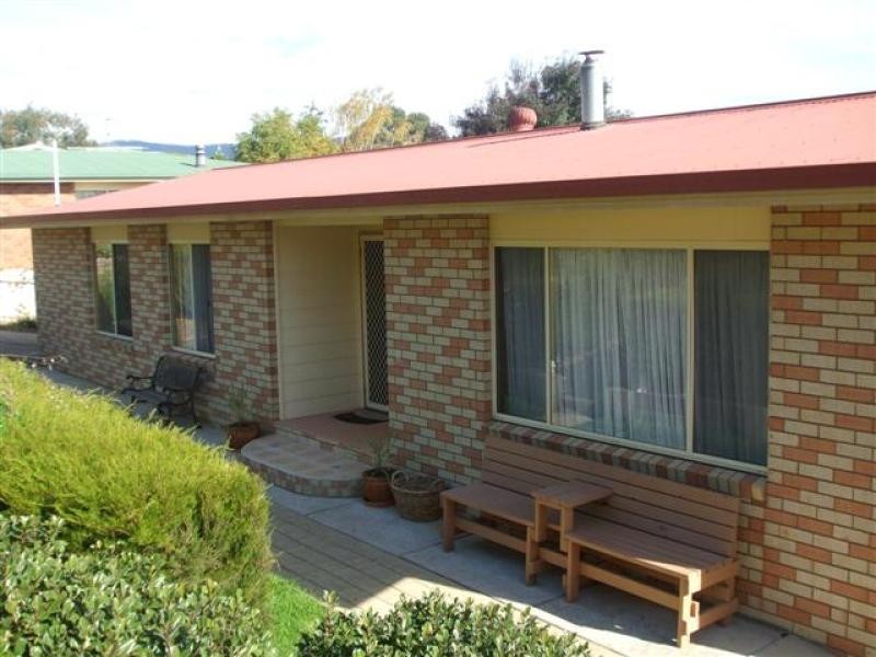 33 Booral Avenue, Tumut NSW 2720