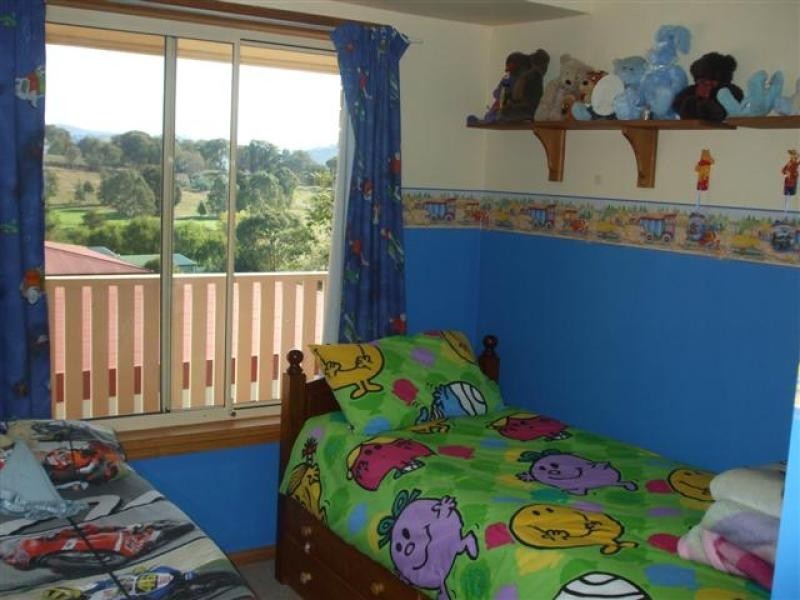 33 Booral Avenue, Tumut NSW 2720