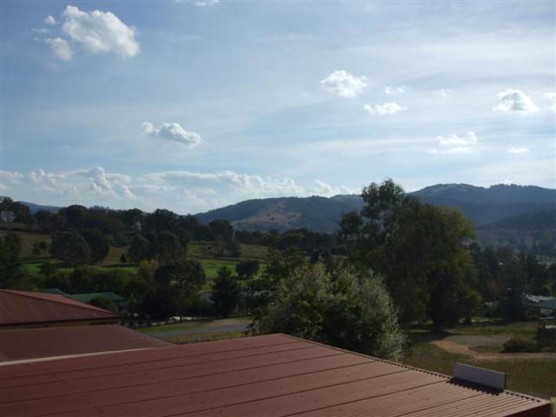 33 Booral Avenue, Tumut NSW 2720