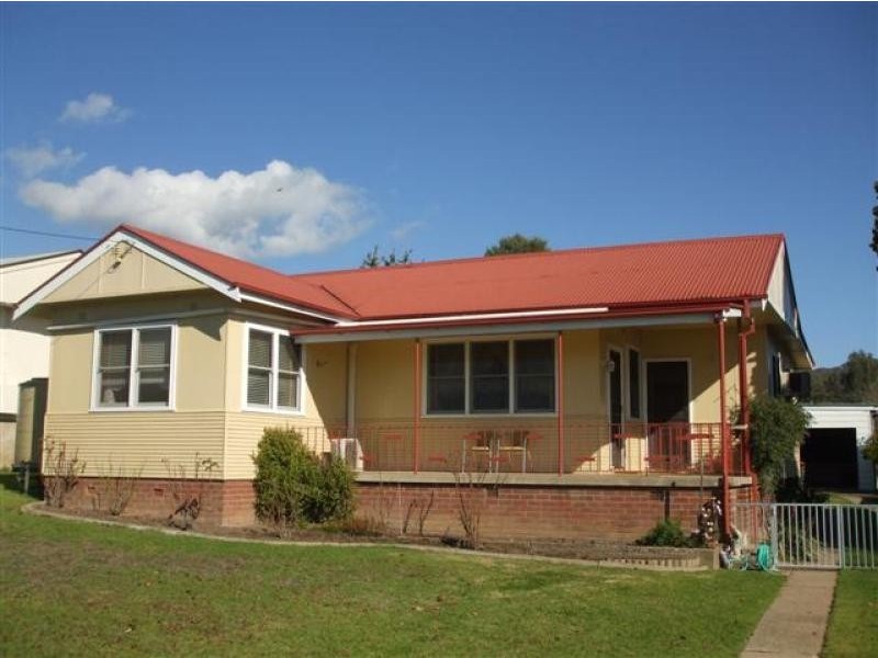 5 Charles Street, Tumut NSW 2720