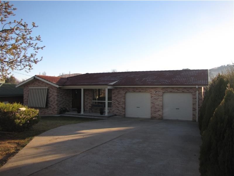 18 Lockhart Street, Adelong NSW 2729