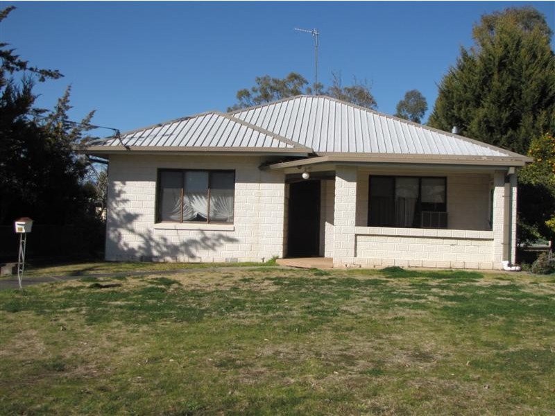 16 Carey Street, Tumut NSW 2720