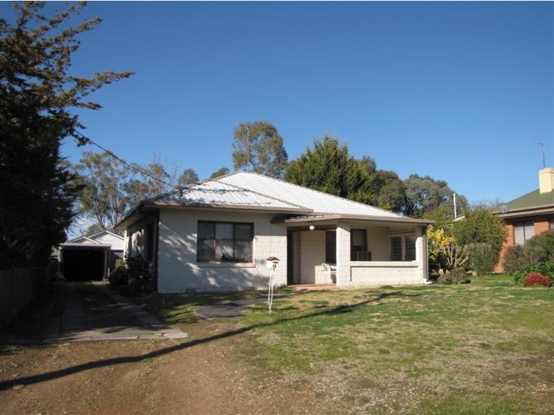 16 Carey Street, Tumut NSW 2720