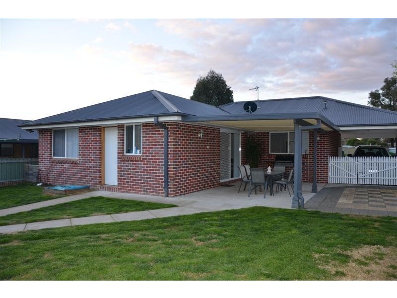 10 Fairway Drive, Tumut NSW 2720