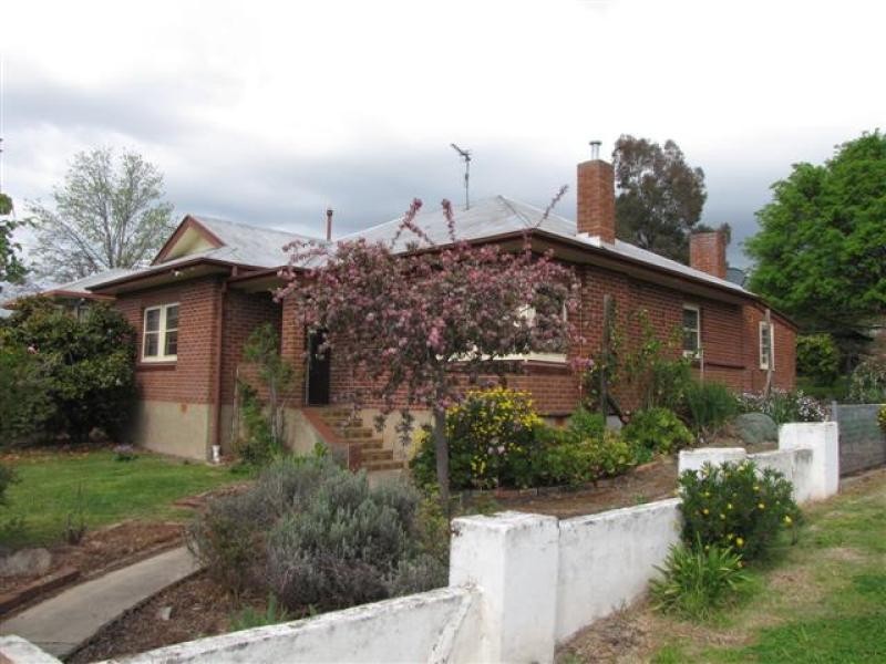 1 Clunie Ave, Tumut NSW 2720