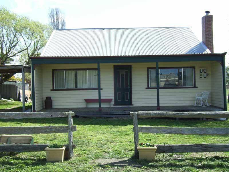 5 LEWIS STREET, Benambra VIC 3900