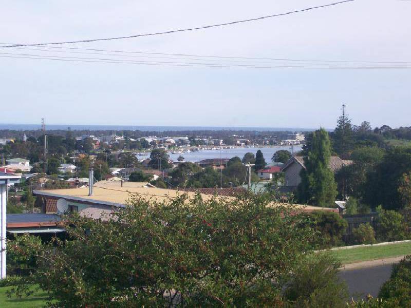 28 O’NEILLS RD, Lakes Entrance VIC 3909