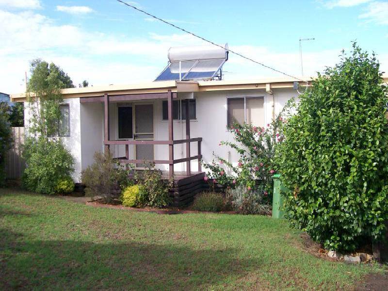 33 CAPES ROAD, Lakes Entrance VIC 3909