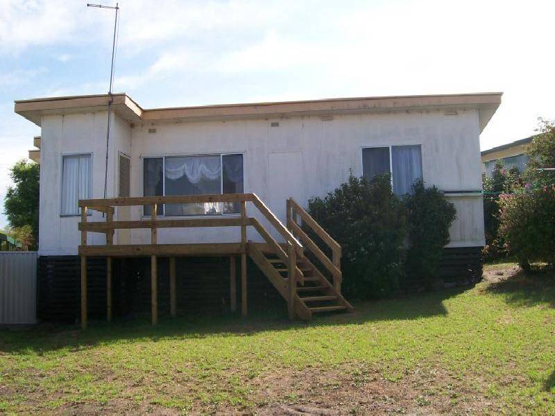 33 CAPES ROAD, Lakes Entrance VIC 3909