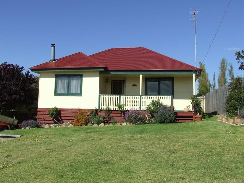 4 TANJIL GROVE, Lakes Entrance VIC 3909