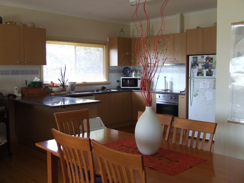 4 TANJIL GROVE, Lakes Entrance VIC 3909