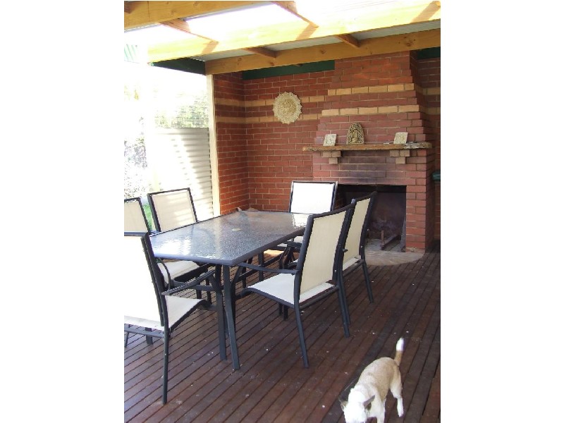 4 TANJIL GROVE, Lakes Entrance VIC 3909