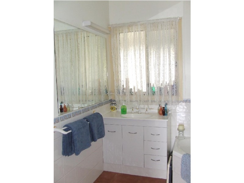 4 TANJIL GROVE, Lakes Entrance VIC 3909