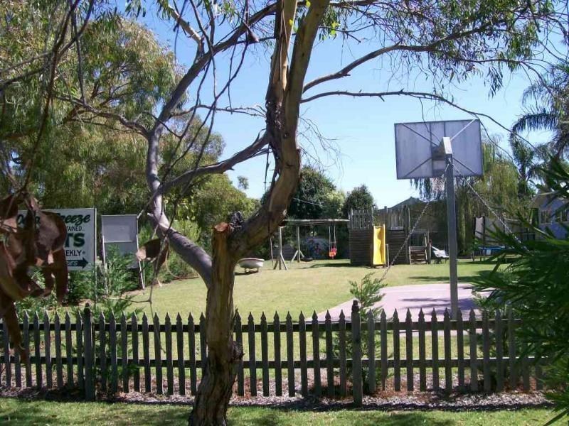 1 MERRANGBAUR STREET, Lakes Entrance VIC 3909