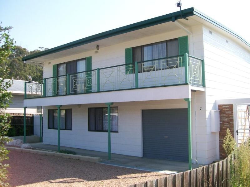 7 SANDBAR DRIVE, Lakes Entrance VIC 3909