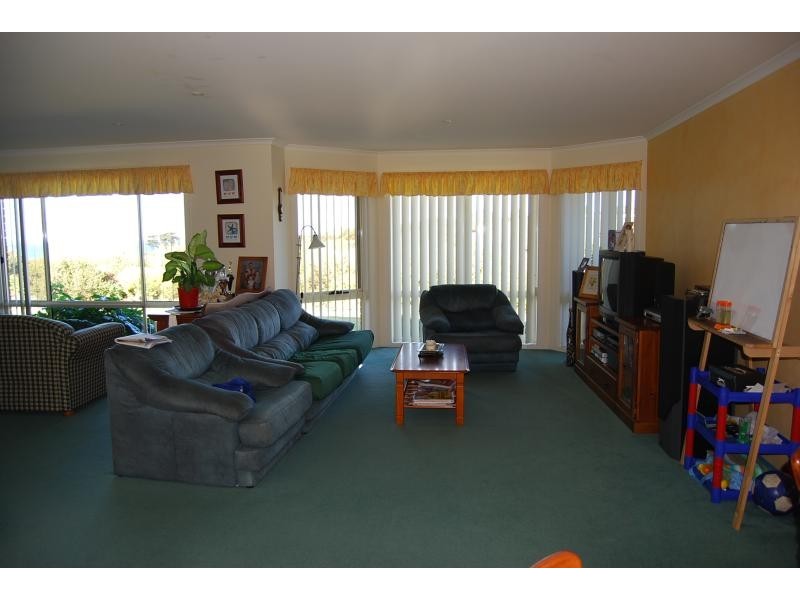 42 LINDAMAY COURT, Lakes Entrance VIC 3909