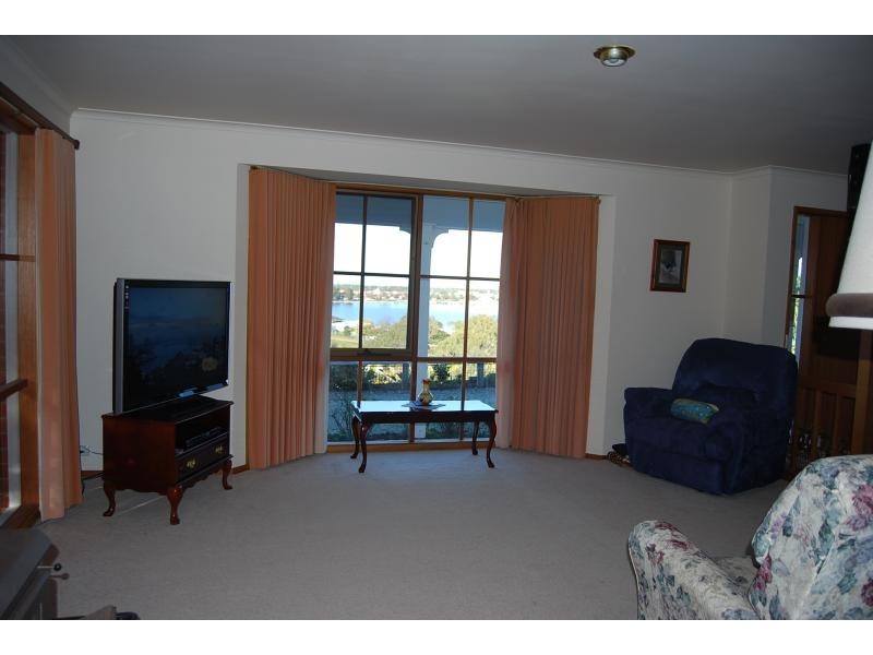 5 Bass Close, Lakes Entrance VIC 3909