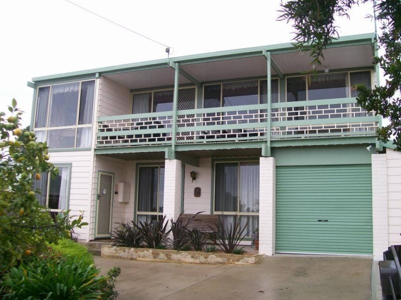 90 Capes Rd, Lakes Entrance VIC 3909