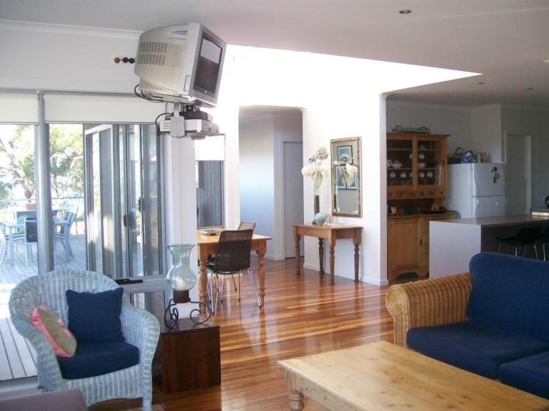 64 Ocean View Parade, Lakes Entrance VIC 3909