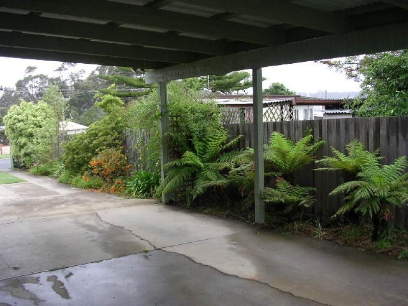 5 Capes Road, Lakes Entrance VIC 3909