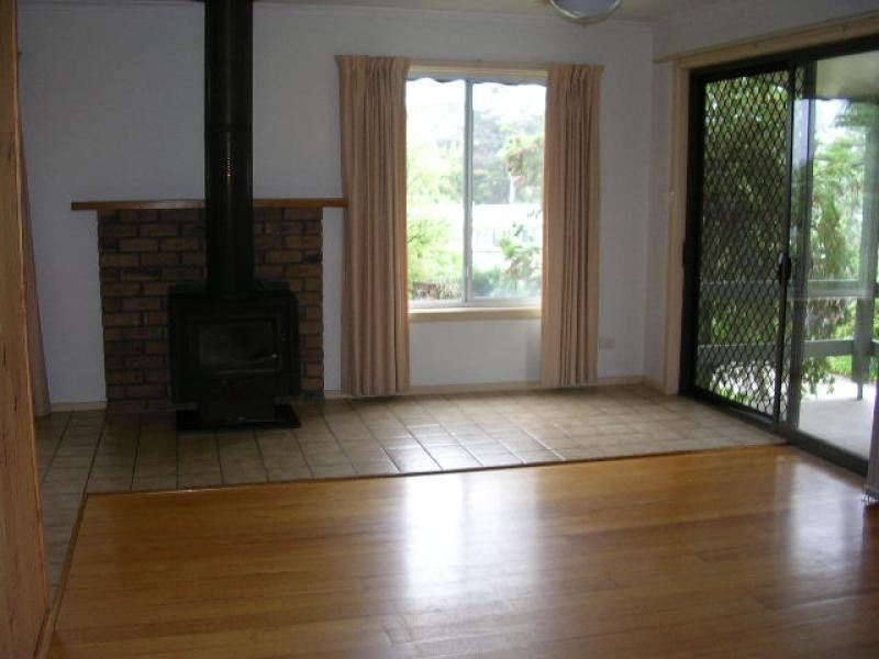 5 Capes Road, Lakes Entrance VIC 3909