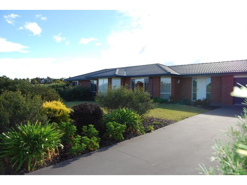 42 Lindamay Court, Lakes Entrance VIC 3909