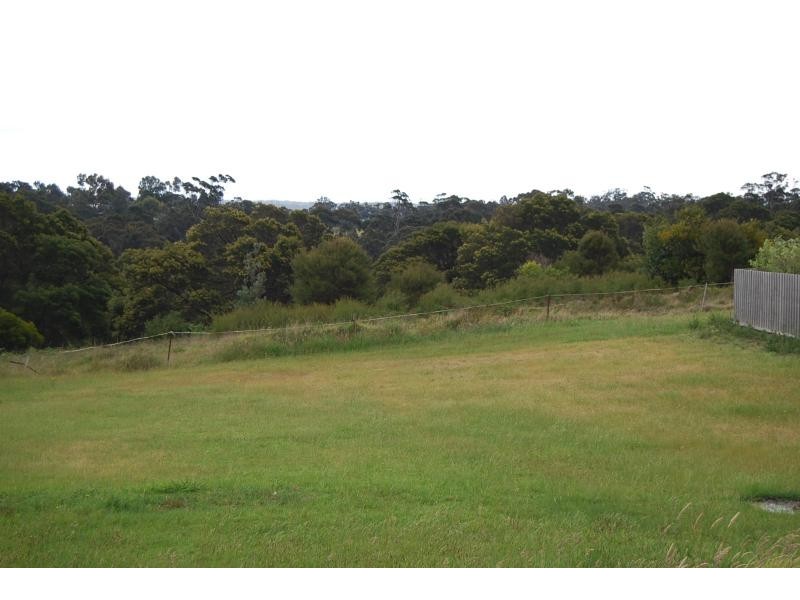 33 Albatross Road, Lakes Entrance VIC 3909