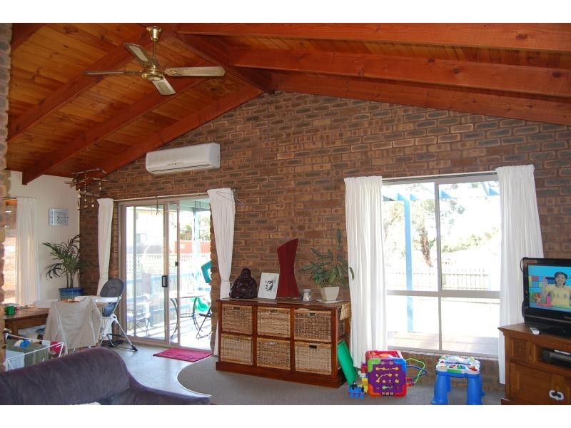 7 Doyle Court, Lakes Entrance VIC 3909