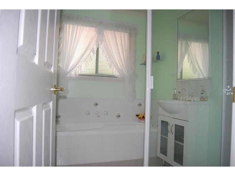 27 Abalone Avenue, Lakes Entrance VIC 3909