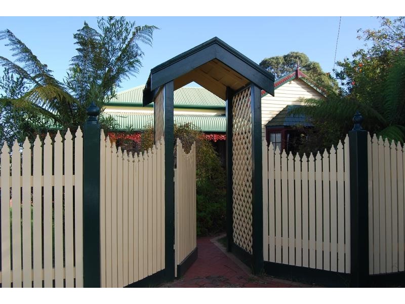 9 Doyle Court, Lakes Entrance VIC 3909