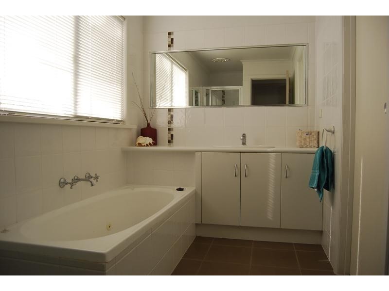 26 Abalone Avenue, Lakes Entrance VIC 3909