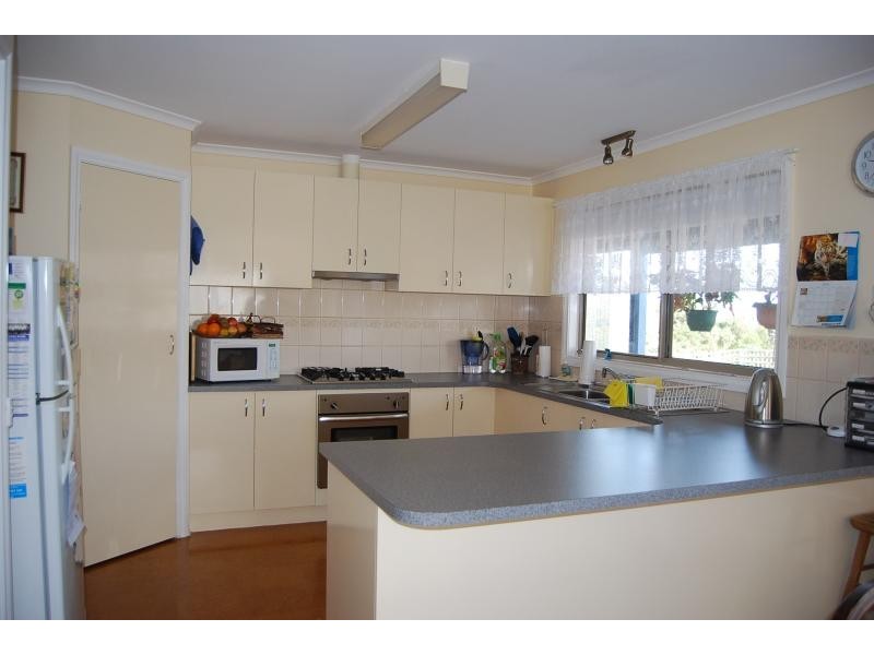 9 Mist Street, Lakes Entrance VIC 3909