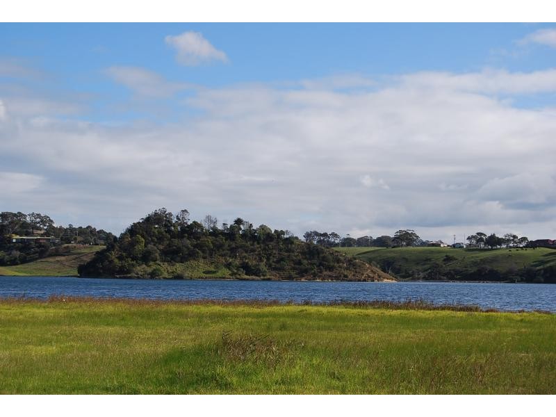 6 North Arm Avenue, Lakes Entrance VIC 3909