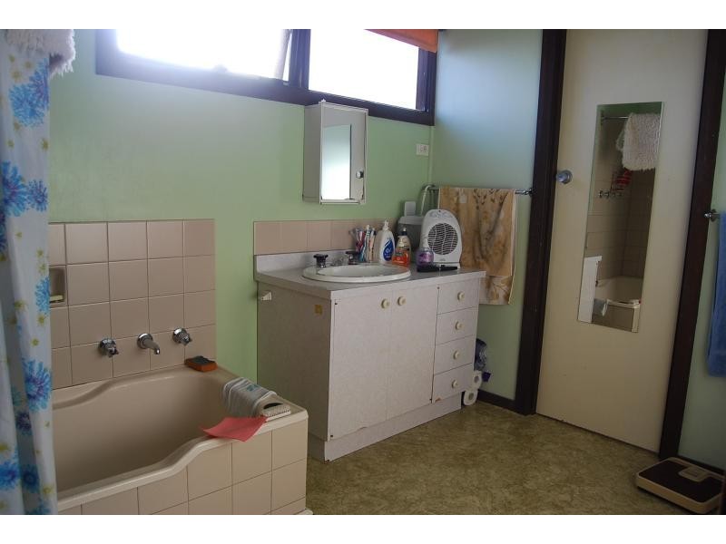 32 Lakeside Drive, Lake Tyers Beach VIC 3909