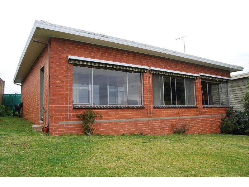 8 Ferndale Parade, Lakes Entrance VIC 3909