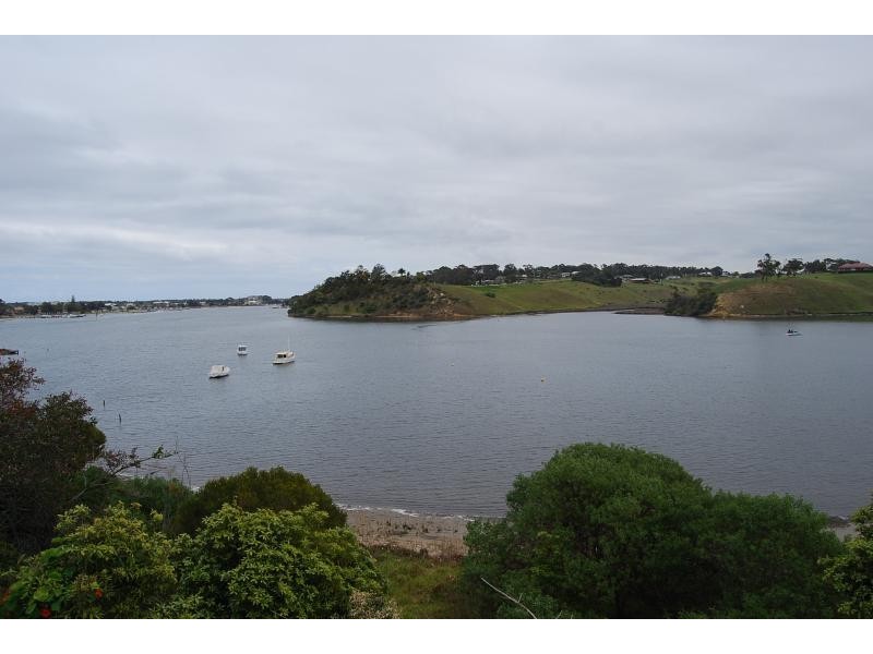 8 Ferndale Parade, Lakes Entrance VIC 3909