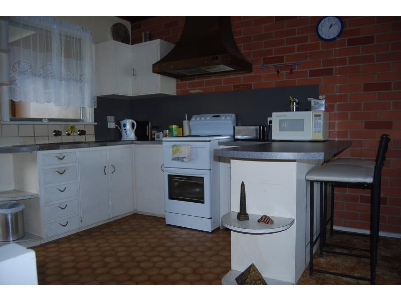 8 Ferndale Parade, Lakes Entrance VIC 3909