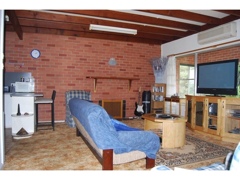 8 Ferndale Parade, Lakes Entrance VIC 3909