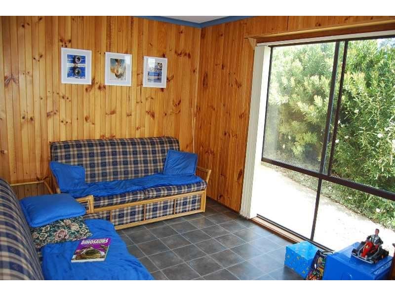 6 Uplands Avenue, Lakes Entrance VIC 3909