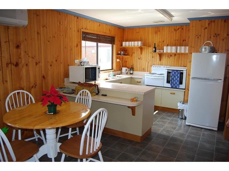 6 Uplands Avenue, Lakes Entrance VIC 3909