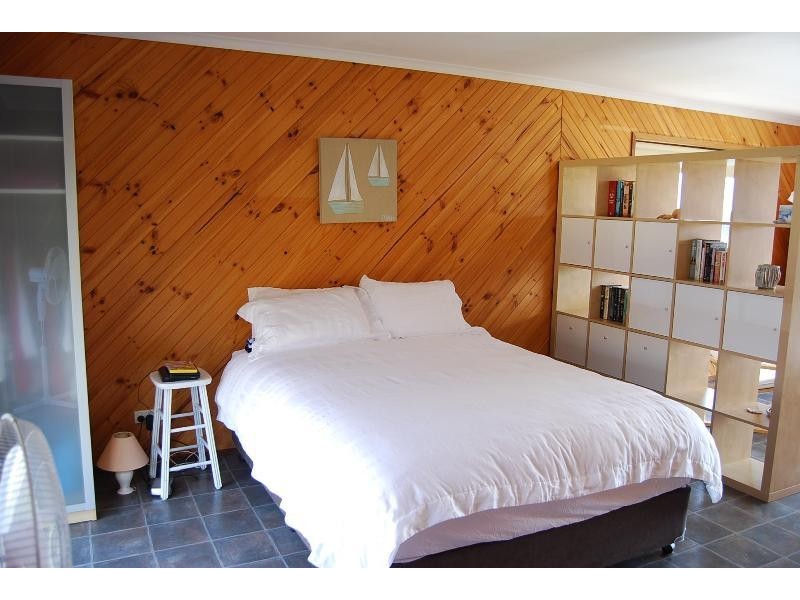 6 Uplands Avenue, Lakes Entrance VIC 3909