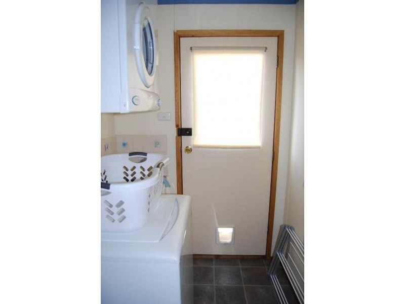 6 Uplands Avenue, Lakes Entrance VIC 3909