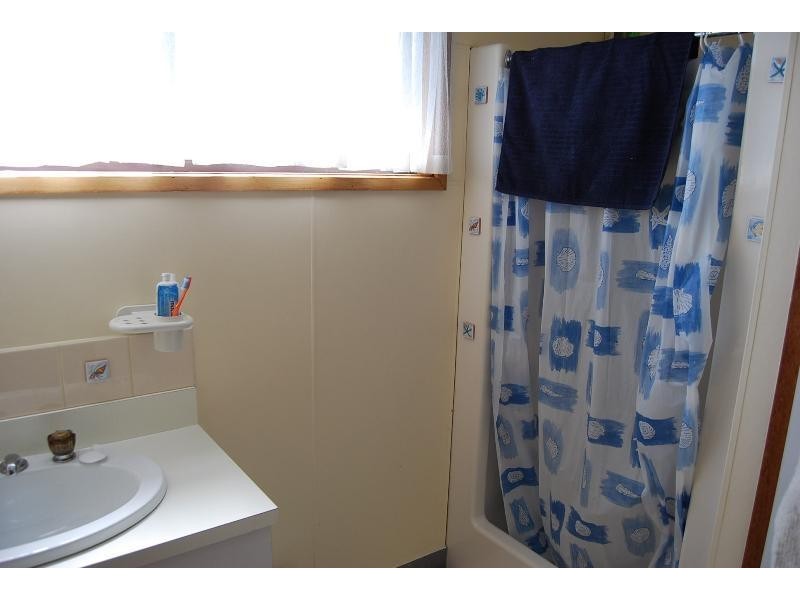 6 Uplands Avenue, Lakes Entrance VIC 3909