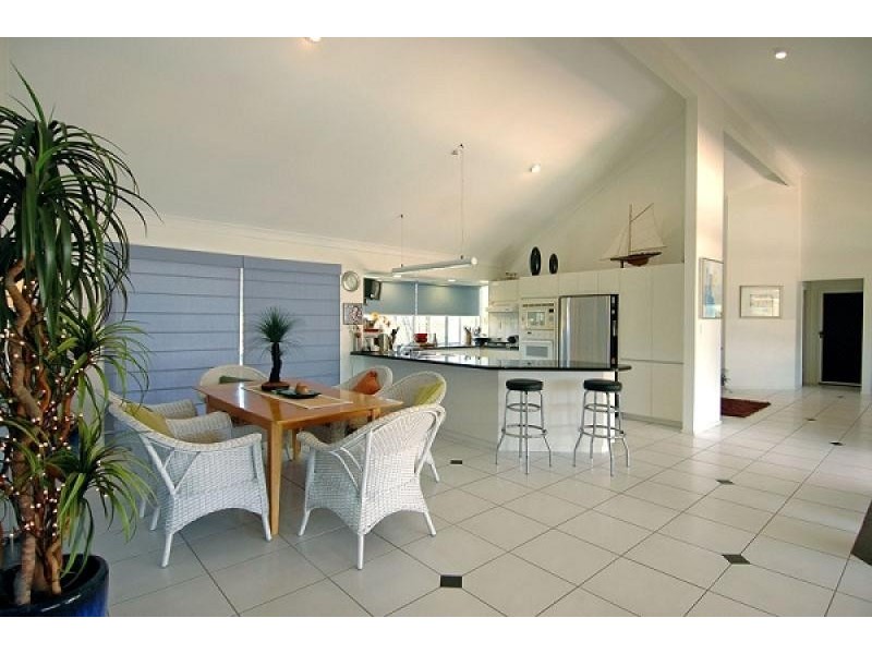 2 ENTERPRISE CT, Scarborough QLD 4020