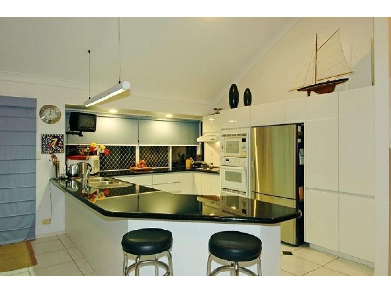 2 ENTERPRISE CT, Scarborough QLD 4020