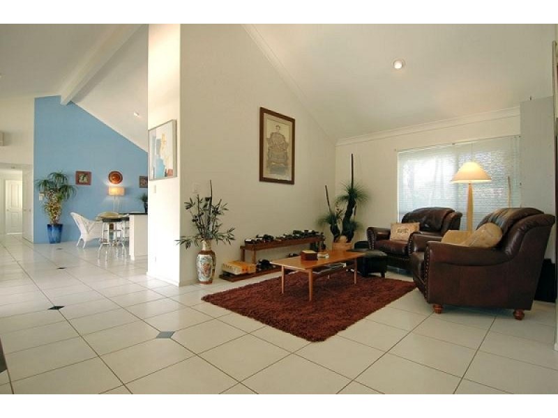 2 ENTERPRISE CT, Scarborough QLD 4020