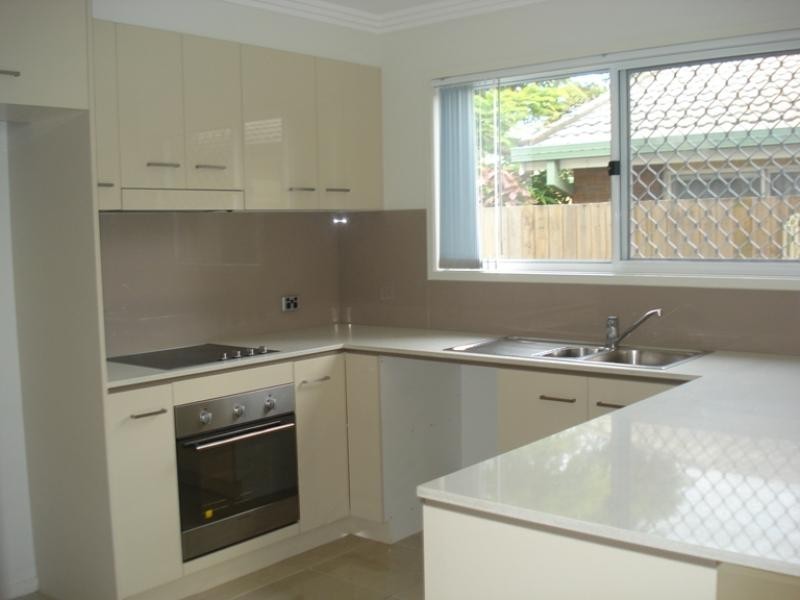 2/21-23 Thompson Cr, Clontarf QLD 4019