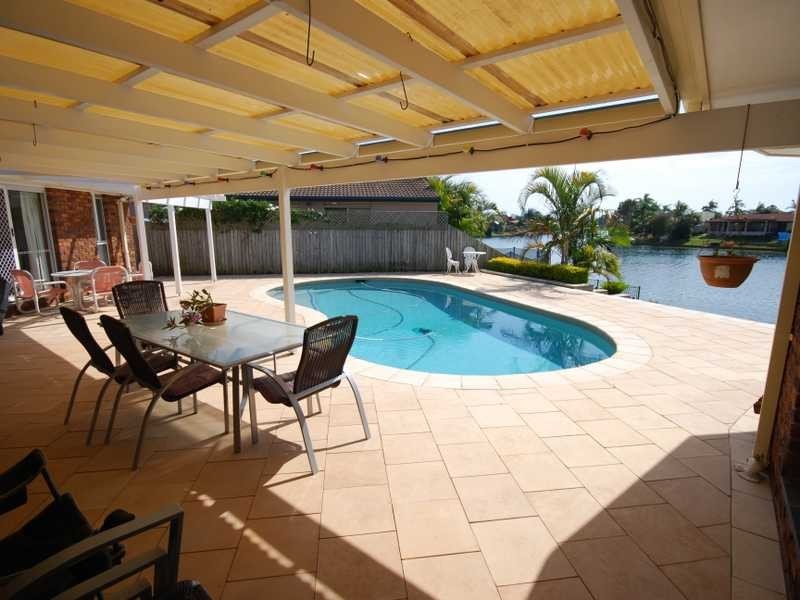 15 Peninsula Court, Mermaid Waters QLD 4218